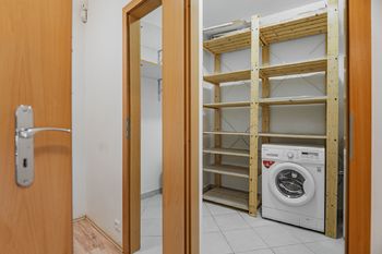 Praktická komora/šatna bytu - Pronájem bytu 2+kk v osobním vlastnictví, Praha 9 - Prosek