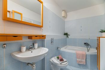 Koupelna bytu s rohovou vanou a toaletou - Pronájem bytu 2+kk v osobním vlastnictví, Praha 9 - Prosek
