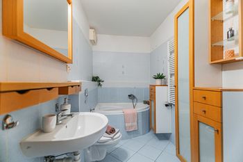 Koupelna bytu - Pronájem bytu 2+kk v osobním vlastnictví, Praha 9 - Prosek