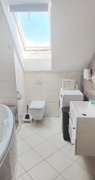 koupelna - Pronájem bytu 2+kk v osobním vlastnictví 51 m², Praha 4 - Písnice