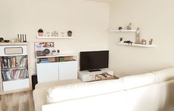 obývací pokoj - Pronájem bytu 2+kk v osobním vlastnictví 51 m², Praha 4 - Písnice
