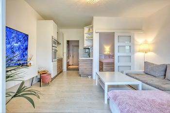 Obývací pokoj s kuchyňským koutem - Prodej bytu 1+kk v osobním vlastnictví 38 m², Praha 9 - Třeboradice