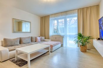 Obývací pokoj s kuchyňským koutem - Prodej bytu 1+kk v osobním vlastnictví 38 m², Praha 9 - Třeboradice