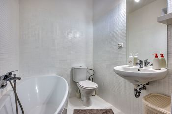 Koupelna s WC - Prodej bytu 1+kk v osobním vlastnictví 38 m², Praha 9 - Třeboradice