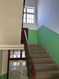 foto 5 - chodba se schodištěm - Pronájem bytu 1+kk v osobním vlastnictví 46 m², Smržovka