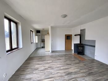 foto 12 - obytný pokoj s kuchyňským koutem - Pronájem bytu 1+kk v osobním vlastnictví 46 m², Smržovka
