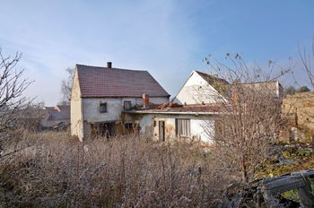 Pohled na dům a pozemek ze dvora - Prodej pozemku 3685 m², Kučerov