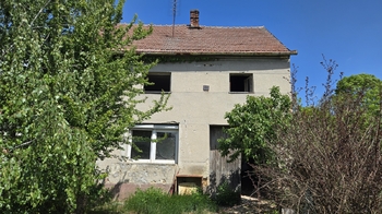 Stávající stav - čelní pohled na dům - Prodej domu 150 m², Kučerov