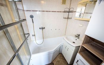 Koupelna s vanou - Prodej bytu 2+1 v osobním vlastnictví, Ústí nad Labem
