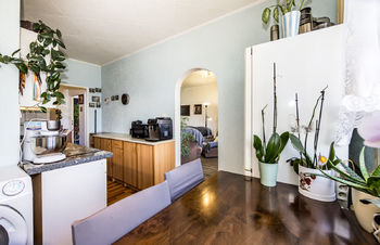 Pohled z jídelny do kuchyně a obývacího pokoje - Prodej bytu 2+1 v osobním vlastnictví, Ústí nad Labem