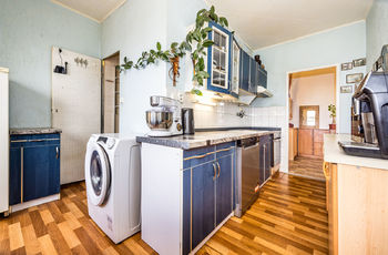 Kuchyně a vstup do koupelny s vanou - Prodej bytu 2+1 v osobním vlastnictví, Ústí nad Labem