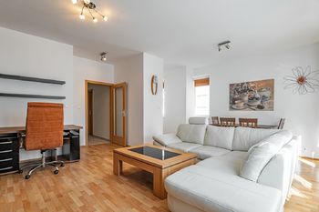 Obývací pokoj s pracovním koutem - Pronájem bytu 2+kk v osobním vlastnictví 63 m², Praha 8 - Libeň