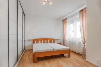 Ložnice bytu s vestavěnou skříní - Pronájem bytu 2+kk v osobním vlastnictví 63 m², Praha 8 - Libeň
