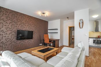 Součástí obývacího pokoje je kuchyňský kout - Pronájem bytu 2+kk v osobním vlastnictví 63 m², Praha 8 - Libeň