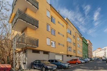 Pohled na dům z ulice - Pronájem bytu 2+kk v osobním vlastnictví 63 m², Praha 8 - Libeň 