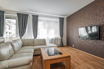 Obývací pokoj se vstupem na balkon - Pronájem bytu 2+kk v osobním vlastnictví 63 m², Praha 8 - Libeň