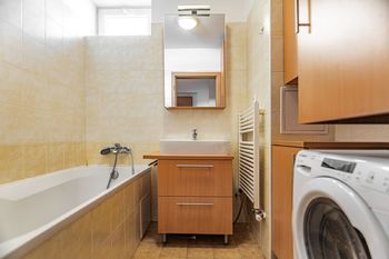 Koupelna s vanou a pračkou - Pronájem bytu 2+kk v osobním vlastnictví 63 m², Praha 8 - Libeň