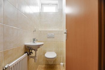 Samostatná toaleta s umyvadlem - Pronájem bytu 2+kk v osobním vlastnictví 63 m², Praha 8 - Libeň
