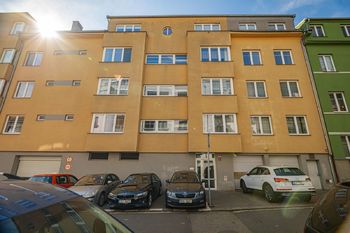 Pohled na dům z ulice - Pronájem bytu 2+kk v osobním vlastnictví 63 m², Praha 8 - Libeň