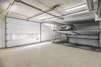 Prostor garáží - Pronájem bytu 2+kk v osobním vlastnictví 63 m², Praha 8 - Libeň