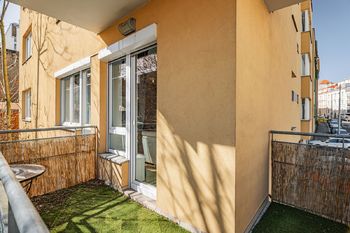 Balkon bytu  - Pronájem bytu 2+kk v osobním vlastnictví 63 m², Praha 8 - Libeň