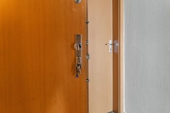 Bezpečnostní dveře bytu - Pronájem bytu 2+kk v osobním vlastnictví 63 m², Praha 8 - Libeň