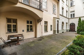 Pohled na okna prostoru ve vnitrobloku domu - Pronájem kancelářských prostor 53 m², Praha 1 - Nové Město