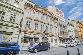 Pohled na dům z ulice - Pronájem kancelářských prostor 53 m², Praha 1 - Nové Město