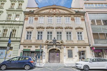 Pohled na dům se vstupem do vnitrobloku a nabízených prostor - Pronájem kancelářských prostor 53 m², Praha 1 - Nové Město