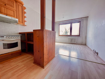 Obývací pokoj s kuchyňským koutem - Prodej bytu 2+kk v osobním vlastnictví 41 m², Praha 4 - Modřany