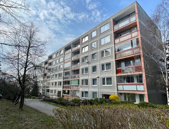 Pohled na dům z klidové zóny - Prodej bytu 2+kk v osobním vlastnictví 41 m², Praha 4 - Modřany