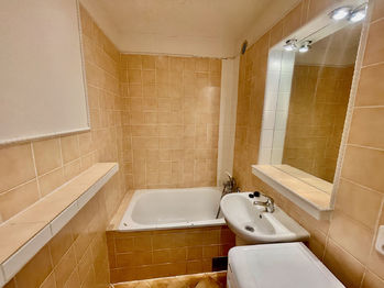 Koupelna - Prodej bytu 2+kk v osobním vlastnictví 41 m², Praha 4 - Modřany