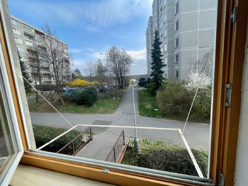 Výhled z ložnice - Prodej bytu 2+kk v osobním vlastnictví 41 m², Praha 4 - Modřany