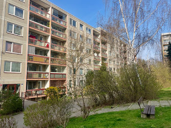 pohled na dům z klidové zóny - Prodej bytu 2+kk v osobním vlastnictví 41 m², Praha 4 - Modřany