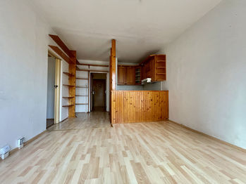 Obývací pokoj - Prodej bytu 2+kk v osobním vlastnictví 41 m², Praha 4 - Modřany