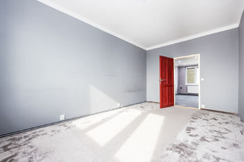 Ložnice s pohledem do obývacího pokoje - Prodej bytu 3+1 v družstevním vlastnictví 71 m², Krupka