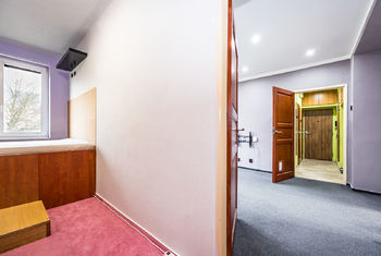 Pokoj s pohledem přes obývací pokoj do vstupní chodba - Prodej bytu 3+1 v družstevním vlastnictví 71 m², Krupka