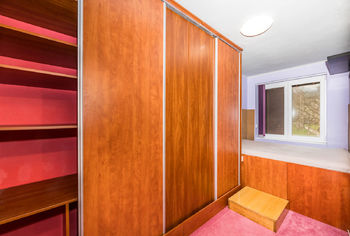 Pokoj s vestavnou skříní - Prodej bytu 3+1 v družstevním vlastnictví 71 m², Krupka