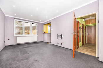 Obývací pokoj s pohledem do chodby - Prodej bytu 3+1 v družstevním vlastnictví 71 m², Krupka
