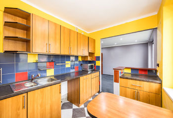 Kuchyně a pohled do obývacího pokoje - Prodej bytu 3+1 v družstevním vlastnictví 71 m², Krupka