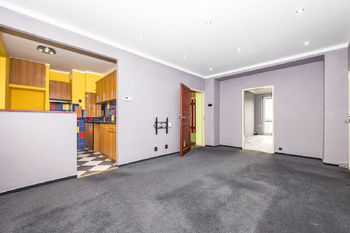 Obývací pokoj s pohledem do kuchyně a do ložnice - Prodej bytu 3+1 v družstevním vlastnictví 71 m², Krupka