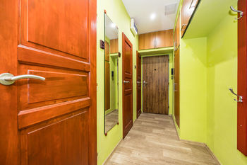 Vstupní chodba toaleta, koupelna a technická místnost - Prodej bytu 3+1 v družstevním vlastnictví 71 m², Krupka
