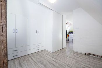 Pokoj s vestavěnou skříní  - Prodej bytu 4+kk v osobním vlastnictví, Teplice