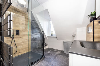 Koupelna se sprchovým koutem a toaletou - Prodej bytu 4+kk v osobním vlastnictví, Teplice