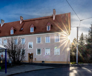 Dům a autobusová zastávka přímo před domem - Prodej bytu 4+kk v osobním vlastnictví, Teplice 
