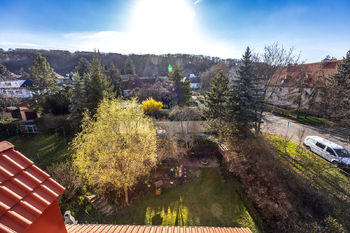 Pohled na zahradu a okolí za domem - Prodej bytu 4+kk v osobním vlastnictví, Teplice