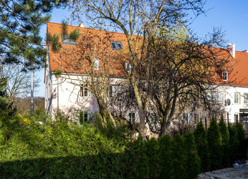 Pohled na dům od bazénu - Prodej bytu 4+kk v osobním vlastnictví, Teplice