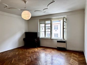 Prostorný obývací pokoj s parketami - Prodej bytu 2+kk v osobním vlastnictví 66 m², Praha 3 - Žižkov