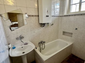Koupelna s praktickým oknem na větrání - Prodej bytu 2+kk v osobním vlastnictví 66 m², Praha 3 - Žižkov