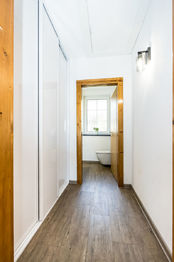 Chodba k toaletě s vestavěnou skříní - Prodej domu 130 m², Lom